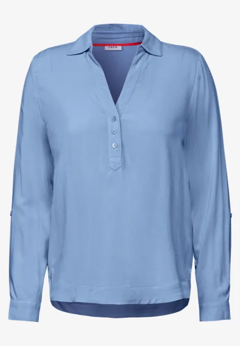 Hellblaue Damenbluse mit langen Ärmeln und V-Ausschnitt.